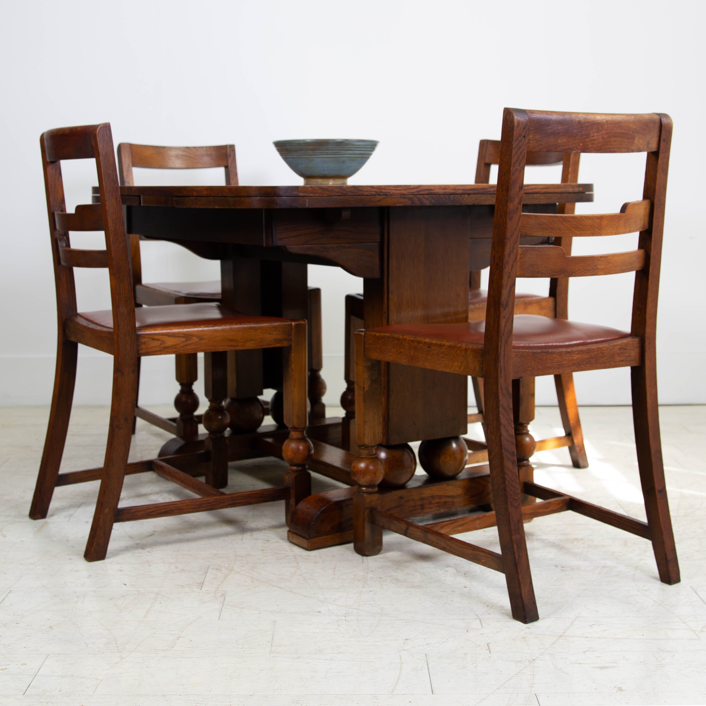 Attractive Oak Deco Dining Table and 4 Matching Oak Chairs C1930
