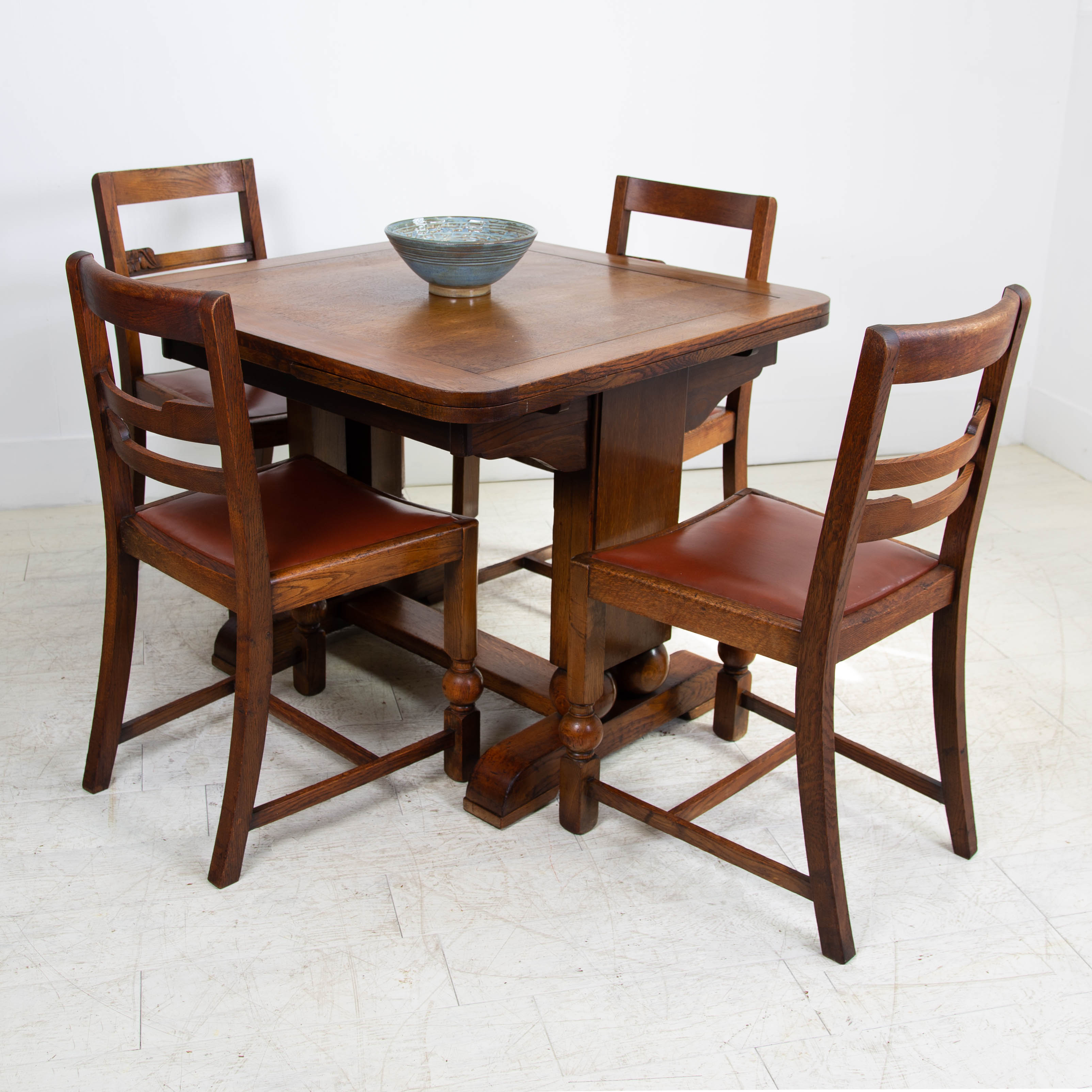 Attractive Oak Deco Dining Table and 4 Matching Oak Chairs C1930