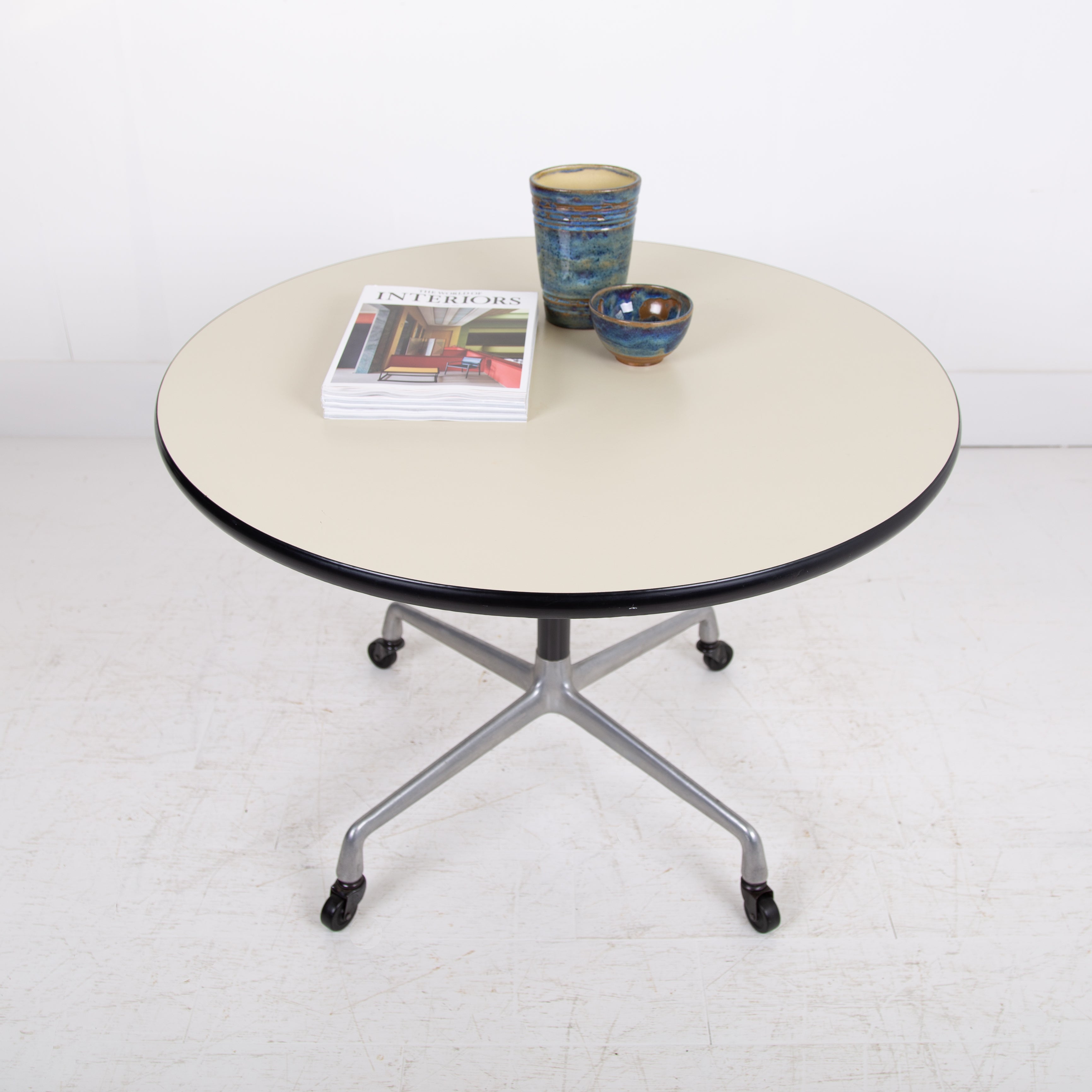 Herman Miller Eames Round Table on Castors