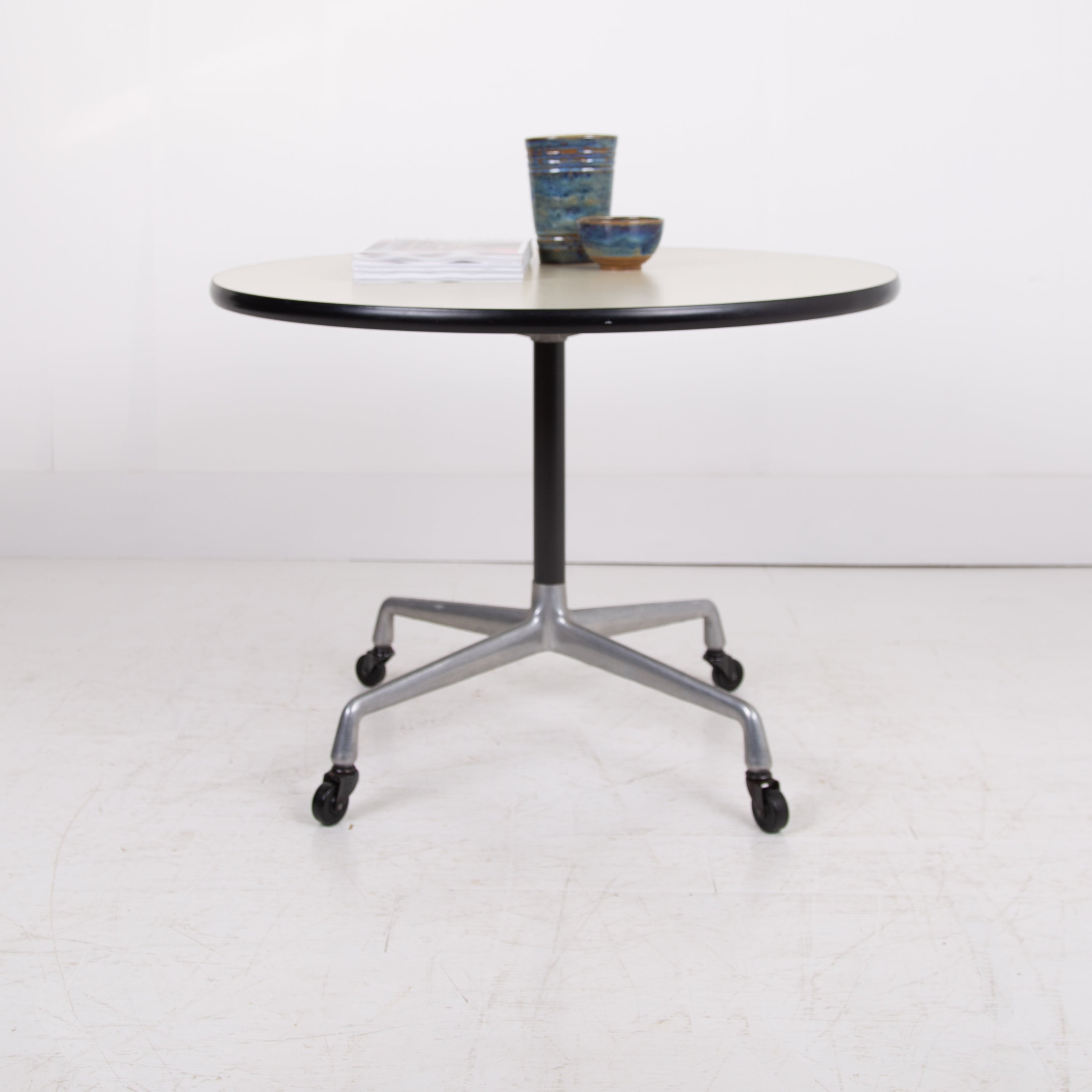 Herman Miller Eames Round Table on Castors
