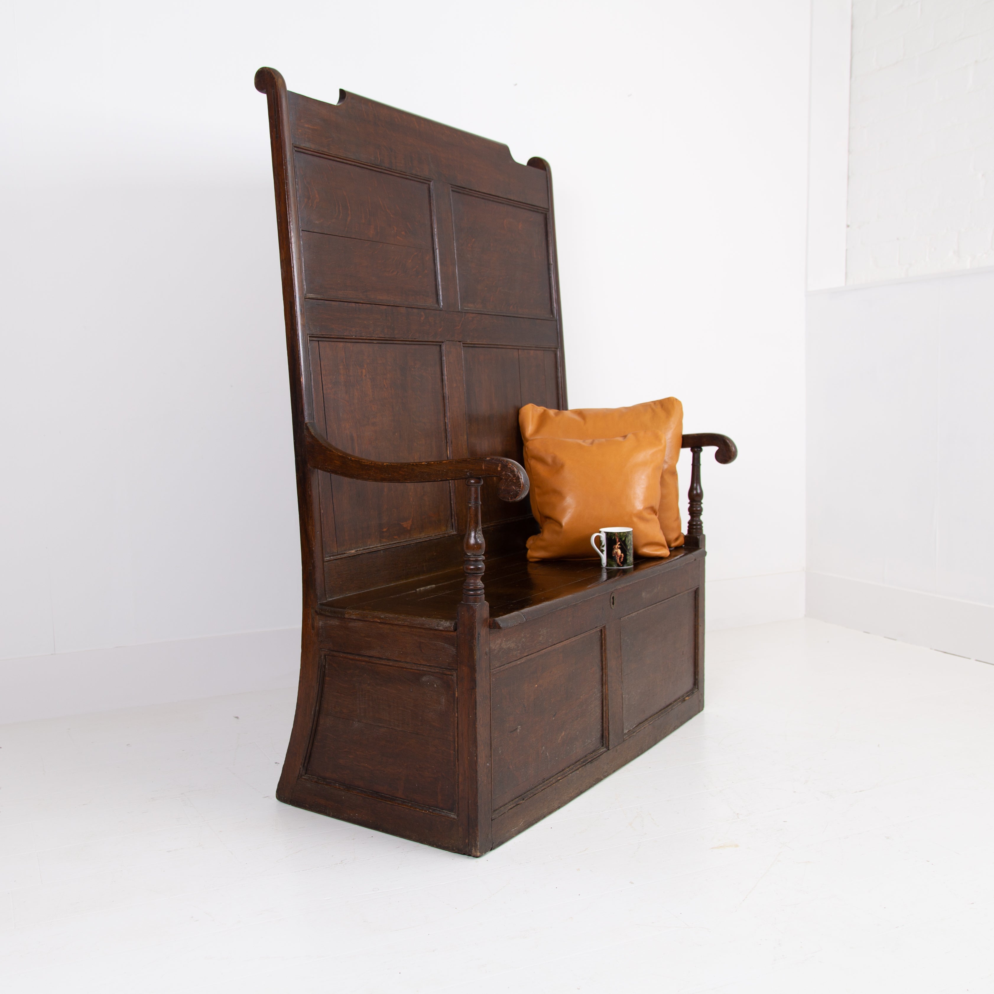 Attractive Antique 19th Century Period Oak Box Settle
