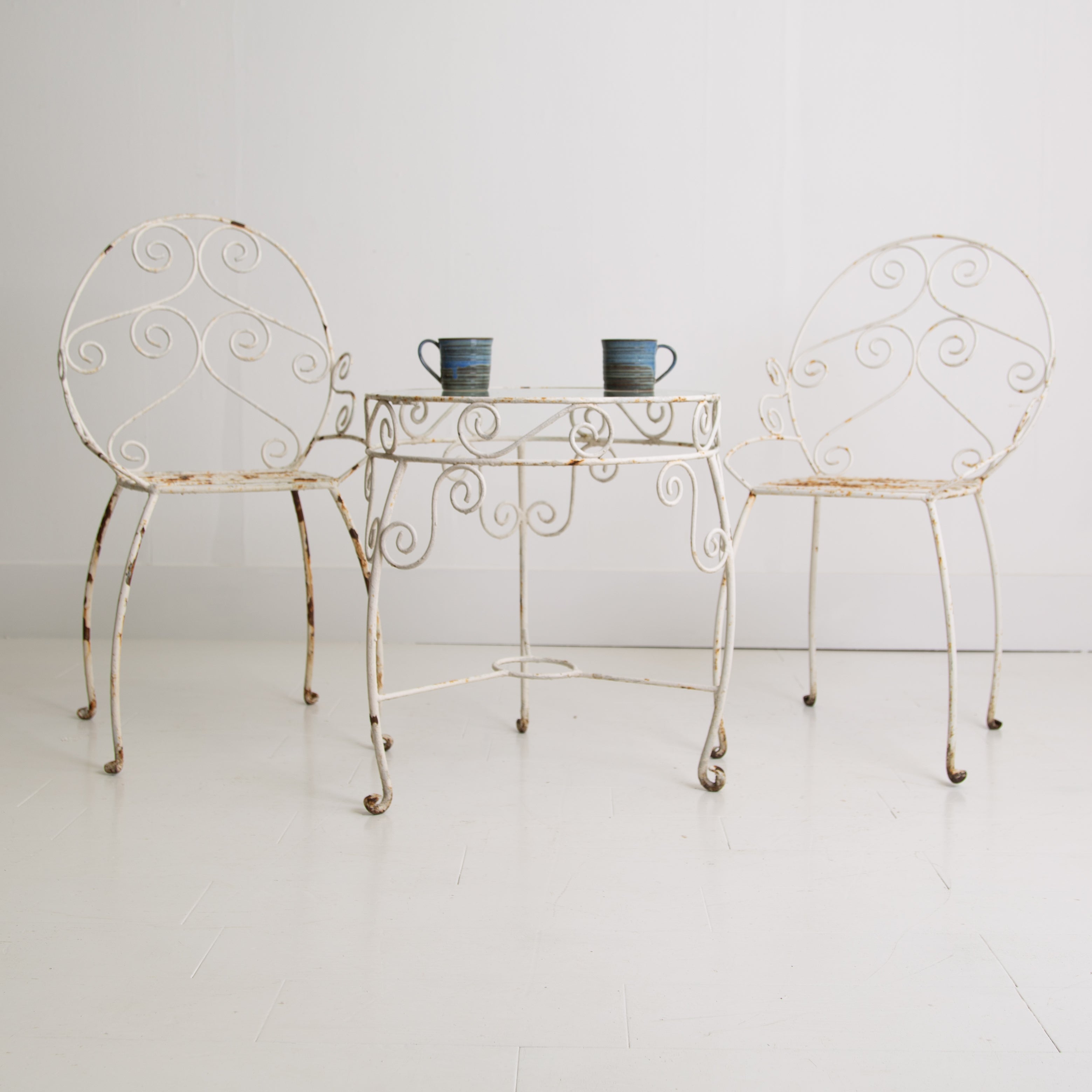 Attractive Aged Mid Century Patio Table and 2 Chairs