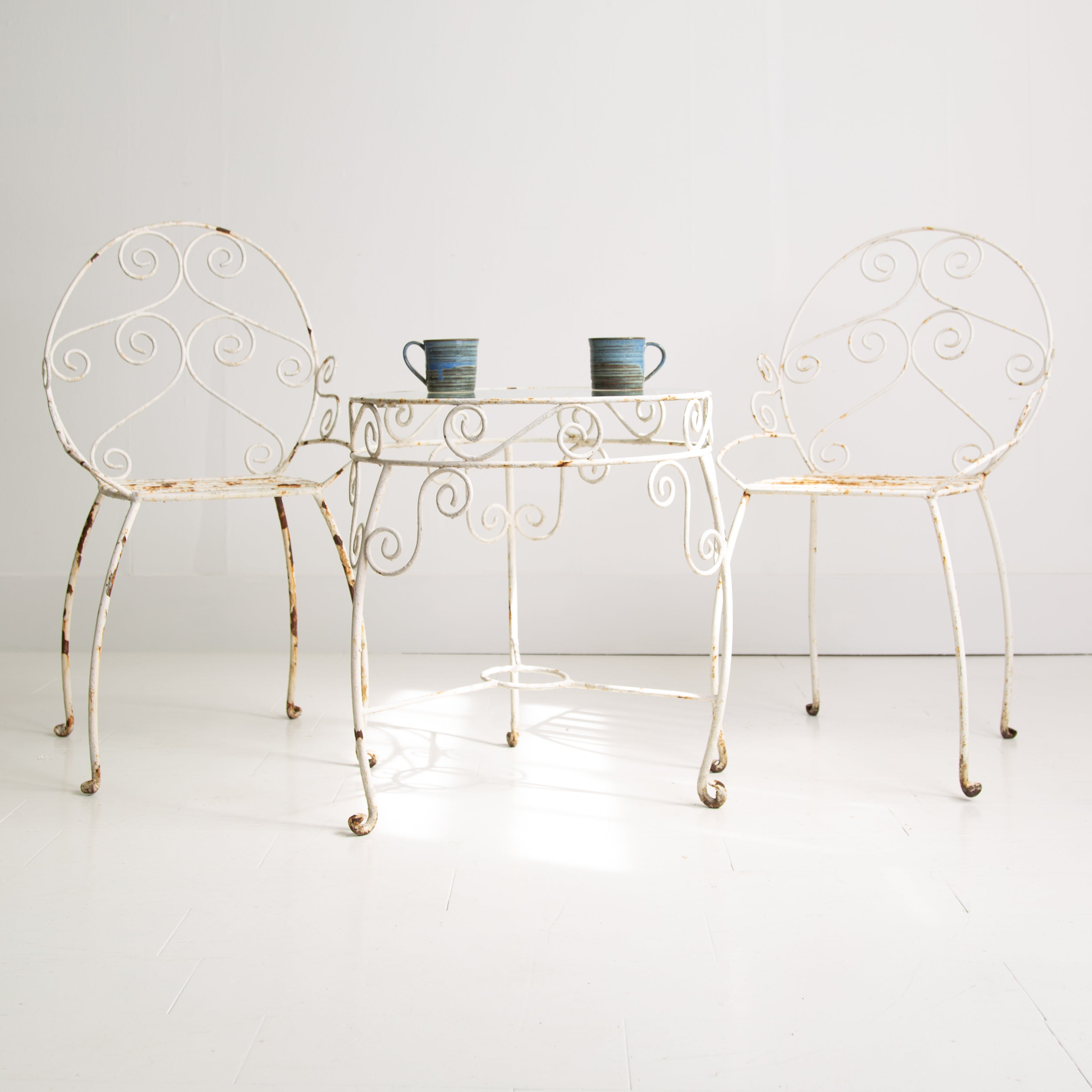 Attractive Aged Mid Century Patio Table and 2 Chairs
